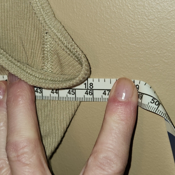 Lululemon LA Front Cut-Out CropTank in Trench. Size Est. 10/12. #W1CXGS - Picture 2 of 4